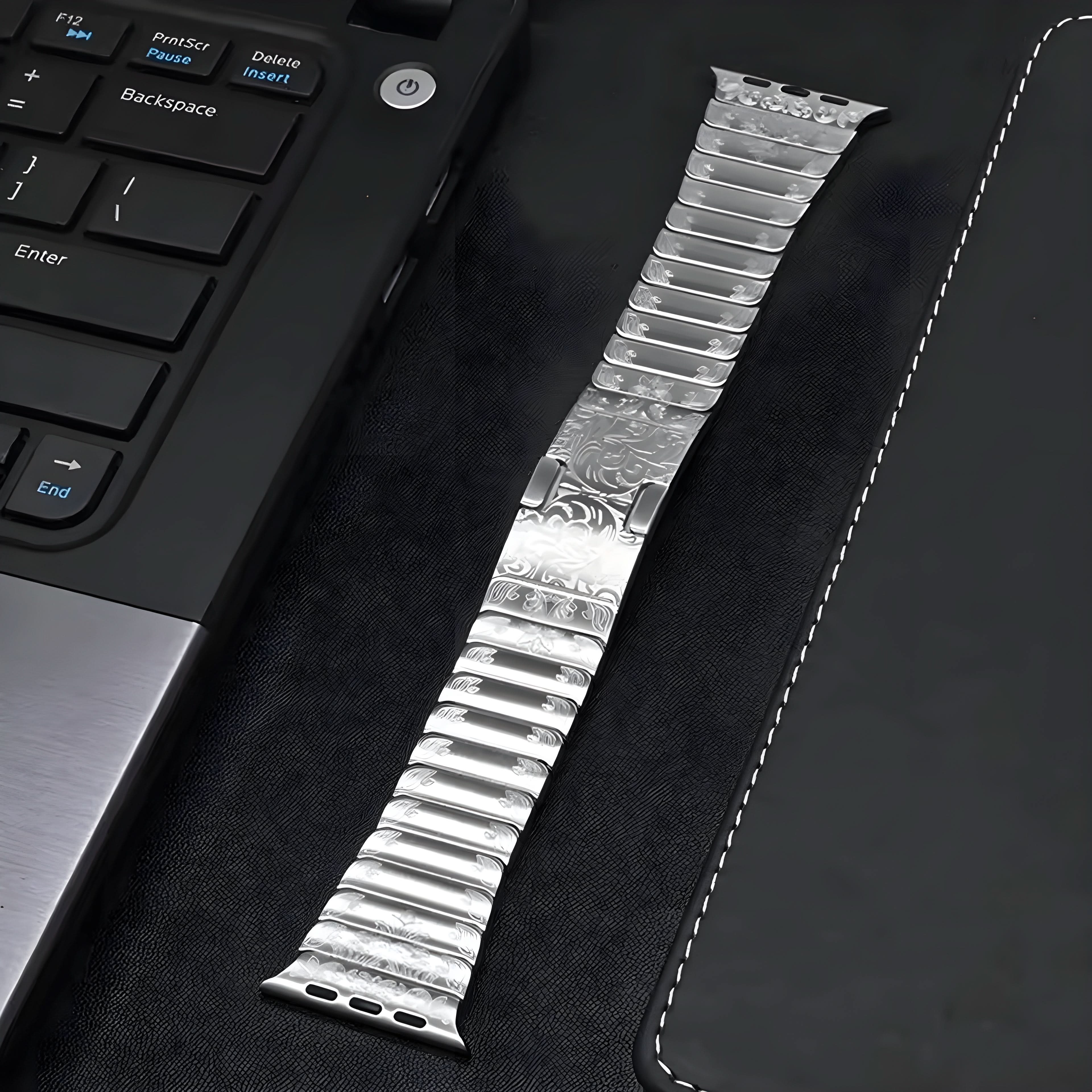 SteelCrest™ – Luxus Edelstahl-Armband mit Gravur für Apple Watch (38–49 mm) – Für Series 1–11, SE (1.–3. Gen.), Ultra, Ultra 2 & Ultra 3