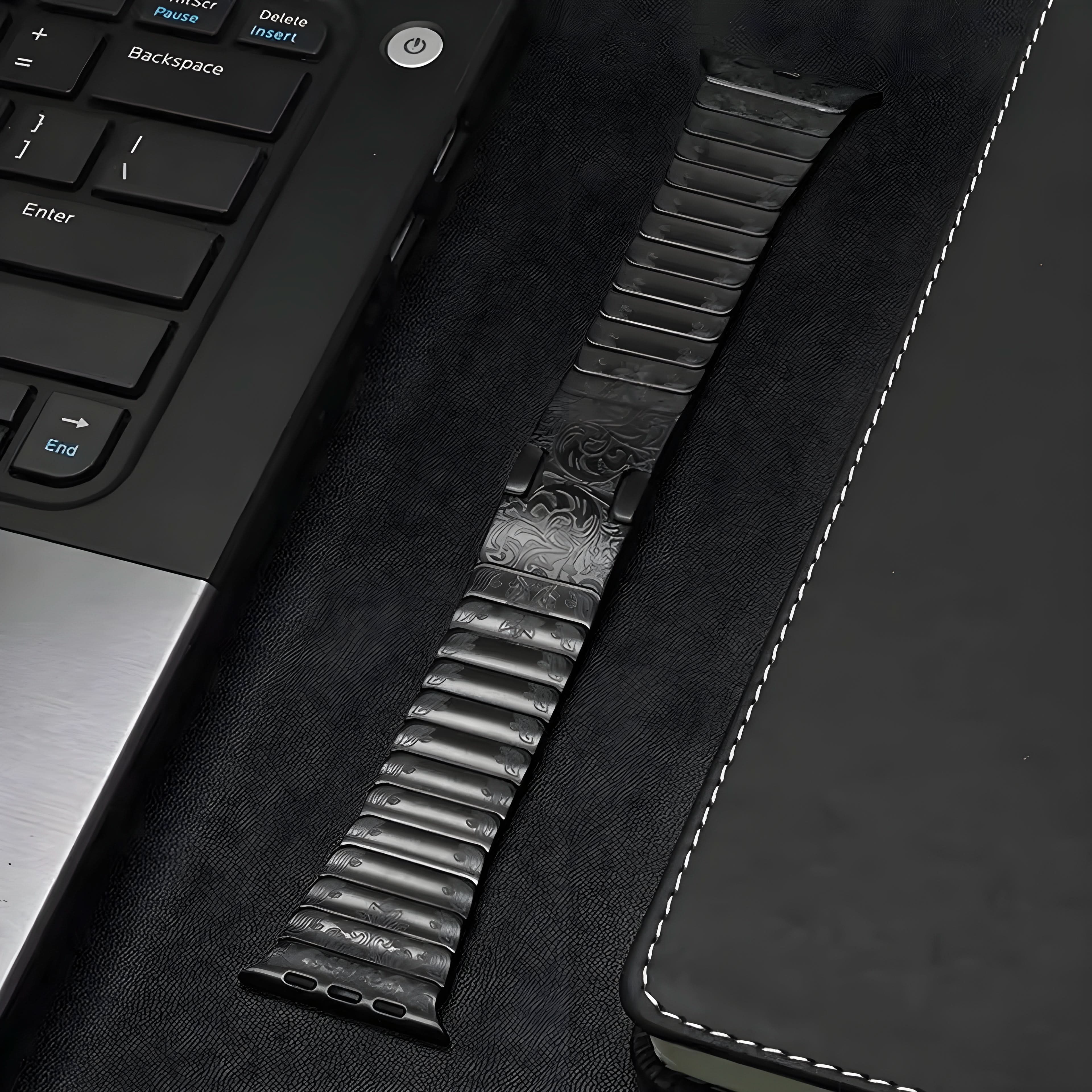 SteelCrest™ – Luxus Edelstahl-Armband mit Gravur für Apple Watch (38–49 mm) – Für Series 1–11, SE (1.–3. Gen.), Ultra, Ultra 2 & Ultra 3
